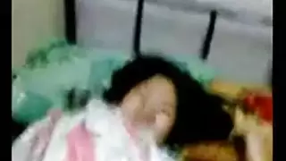 مراهقة تنيخ شيخًا في فيلم إباحي صريح