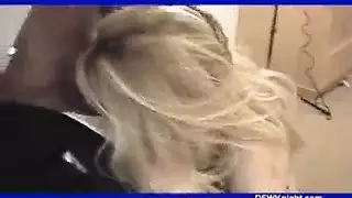 تمثيل دور السكرتيرة المشاغب مع امرأة أنيقة