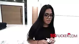 شابين يثقبان فتحات زينة الضيقة
