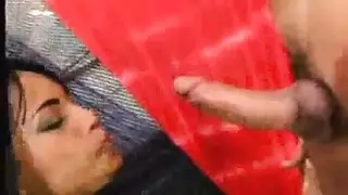 عاهرة وقحة تحب فعل الحلق العميق