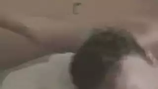مص ثدي عنيف ووجه يُمارس عليه الجنس