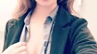 شقراء ذات أثداء مثيرة تُضاجع في مرحاض القطار
