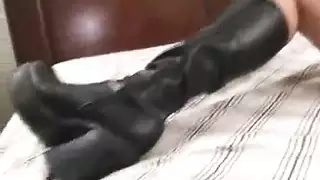 علاقة البورن السرية للأخ غير الشقيق