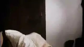 خادمة مثيرة تمارس الجنس بقوة في مشهد إباحي صريح