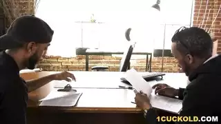 قضيب المستأجر يتم استثارته أمام أختها، ثم ممارسة جنس عنيف في غرفة النوم