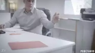 تمسك صدورها بكلتا يديها بينما تنزلق مهبلها المبلل على زبه