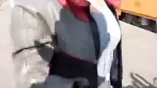 جنس جماعي صريح: رجال يطلقون شهوتهم على عاهرات مستعدات