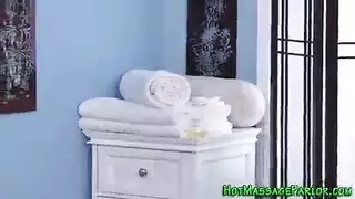 عذارى صغيرات يتم تمديدهن في ليلة العمر