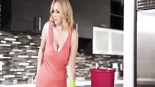 زوجة الأب لا تستطيع مقاومة المساعدة، يحصل مهبلها على ملء بقضيب ابن زوجها