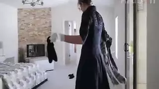 معاملة خاصة من زوجة الأب: تنظيف عميق لعموده المنتصب