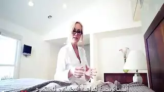مدرّسة خاصة تظهر للمبتدئ كل الأوضاع الجنسية