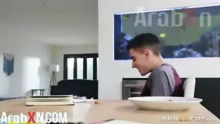 أم الصديق تلتقط جوردي عارياً وتركب قضيبه الصلب