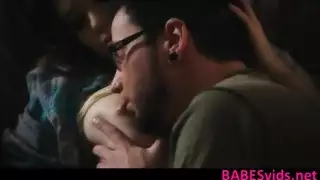 الهرة قلص مبلل الكلبة