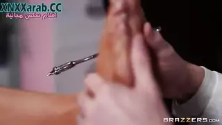 مريض مثار يجري فحص طبي صريح