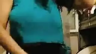 عميل كسول يحصل على جماع وجه وعمق حلق من عاهرة ساخنة