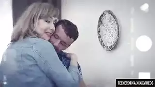 فتاة مراهقة مأسورة مقيدة لمتعة جنسية قوية في القبو