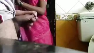 جاءت لتنظف، لكنها بقيت لتشاهدني أستمني وأنزل