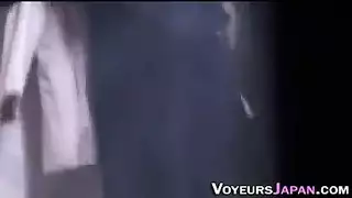 دمية آسيوية صغيرة متخصصة في مص قضيب الرجال المتزوجين