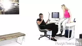 يركب طيزها و يمتع نفسه