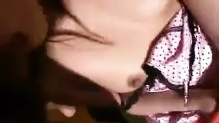 فتاة أوروبية مثيرة مع كس مشعر تُداعب ثم تُمارس الجنس بقوة