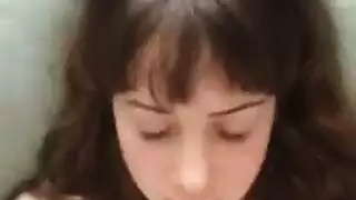 مص صارم من جمال بعيون زرقاء عند الفجر