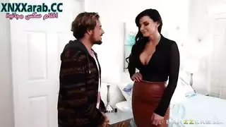 زوجة الأب الناضجة تعطي دروسًا جنسية صريحة