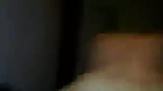 ممثلة شعراء حمراء مخضرمة تتظاهر في جلسة استمناء منفرد هائجة