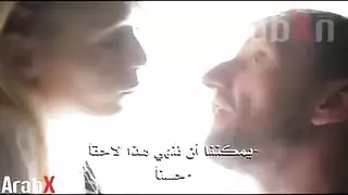 طالبة مراهقة تمتلك جنسًا صريحًا في الفصل