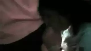 مراهقة سمراء تظهر بشكل صريح بالكامل على الكاميرا