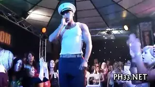 يرغمها ويمزق ملابسها