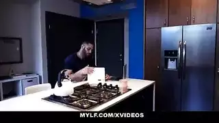 ابن يحل المشاكل العائليه وينيك زوجه ابوه