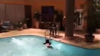 يمس صدرها في المكتب