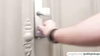 نجمه إباحية تستمني بكسيها الحليق أمام الكاميرا