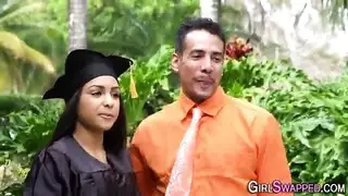 ابن الصغير يمارس الجنس مع امها وهي في المطبخ وهو رجع من المدرسة