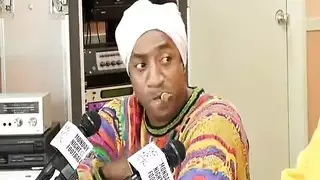 اربع رجال يمسكون بنت من ايديها ورجليها
