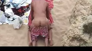 زوجان متزوجان مثاران يمارسان الجنس بوحشية في عصابة في الغابة