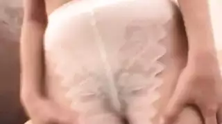 نزع تنورة ضيقة مع قميص