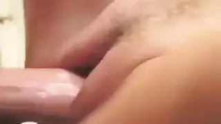 صديقة جنس مبتدئة في فيلم إباحي صريح لثلاثي