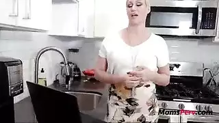 أثداء ميلف الشهوانية الكبيرة ترتد لعشيق شاب