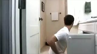 حرامي يغتصب فتاة بالحمام