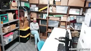 ترتدي ملابسها وتنكح بقضيب ضخم