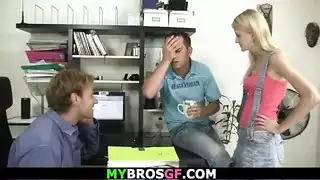 البنت كانت تلعب يوجا وخربوا ناكها