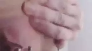 ثلاثية سحاقية تتحول إلى عنف مع ديلدوات ضخمة وإيلاج مزدوج