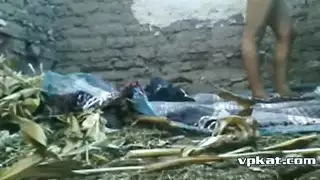 سكس عربي رباعي: عسكريان يسيطران على جميلة في أطلال الصحراء