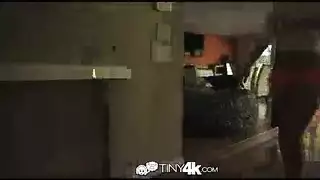 إيما هيكس تبتلع قضيبًا ضخمًا ثم تأخذه بين ثدييها الكبيرين