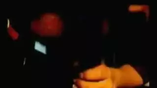 زوجة شهوة تئن على الهاتف مع زوجها بينما تأخذ قضيب أسود كبير