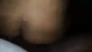 الجميلة الآسيوية تأخذ قضيب عملاق بعمق في مهبلها الجائع الرطب