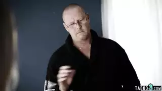 نكاح جماعي خارجي بجانب المسبح مع كلاب مثيرات تأخذ زب