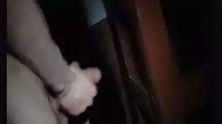 مثار ثمل يخرج قضيبه لفتاة الحانة الساخنة