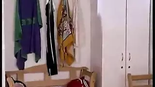 جنس جماعي قوي: شباب وفتيات عراة يمارسون الجنس في حوض سباحة صغير